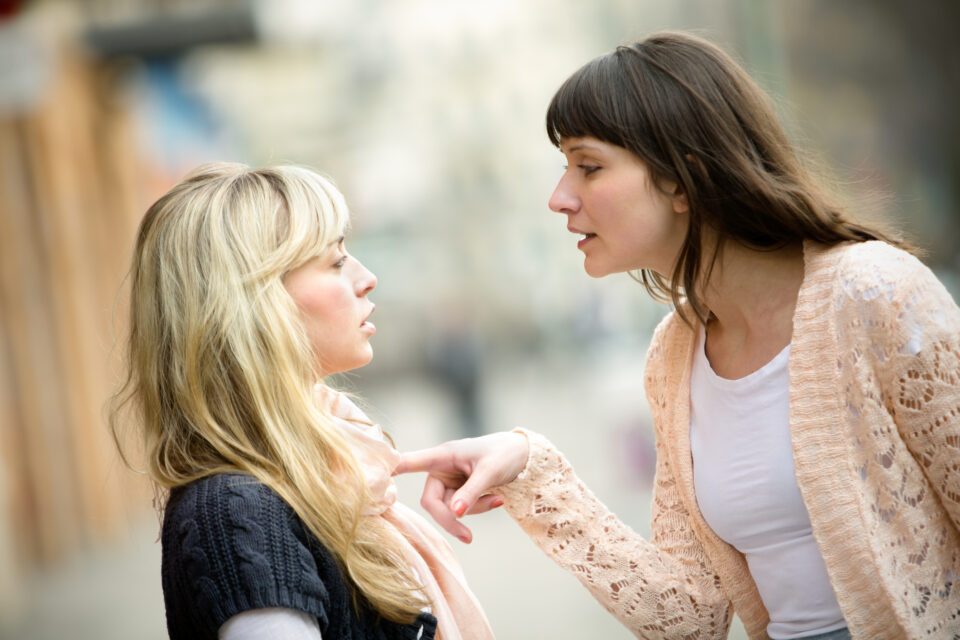Two women arguing on the street - Nők Lapja lelkitárs, vita